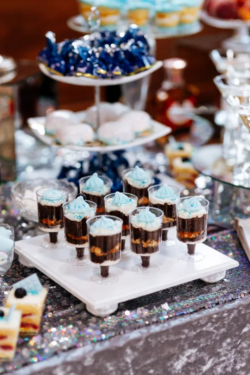 Elegantes Dessertbuffet mit Schichtdesserts im Glas auf einer Etagere