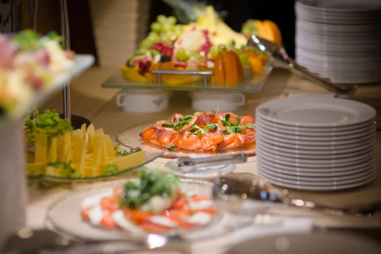 Reich gedecktes Buffet mit Räucherlachs, Käseplatte, Caprese und frischem Obst
