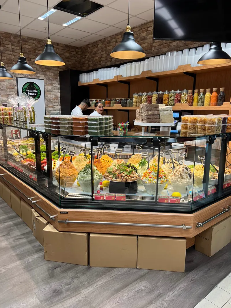 Symirna-Feinkosttheke mit Salaten und Antipasti im Kaufland Augsburg-Lechhausen