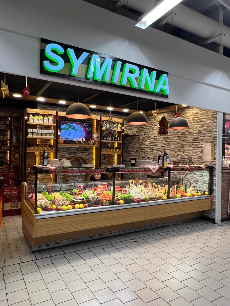 Symirna-Feinkosttheke mit frischen Antipasti im Kaufland Neusäß